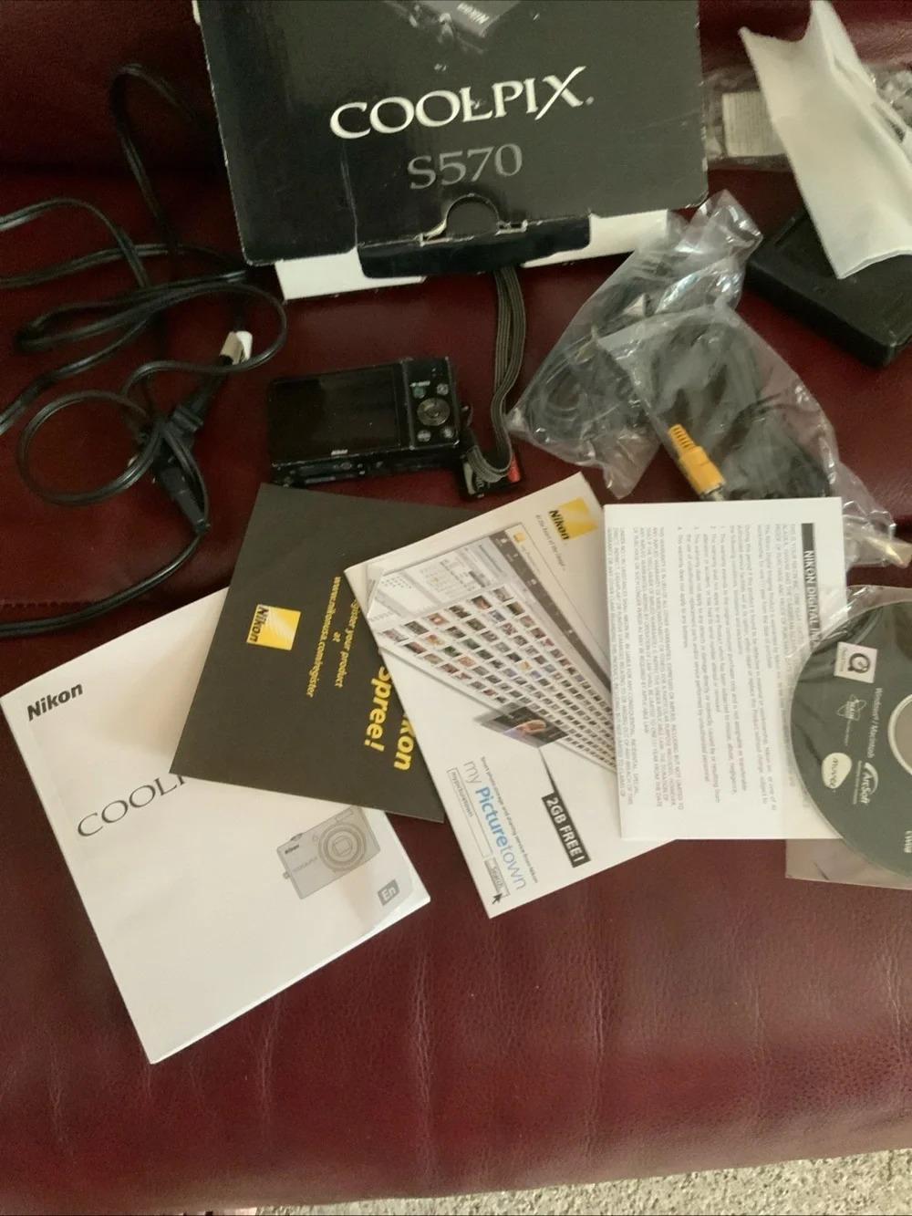 Nikon Coolpix S570 digital camera complete + SD card. Cosmetic scratches present